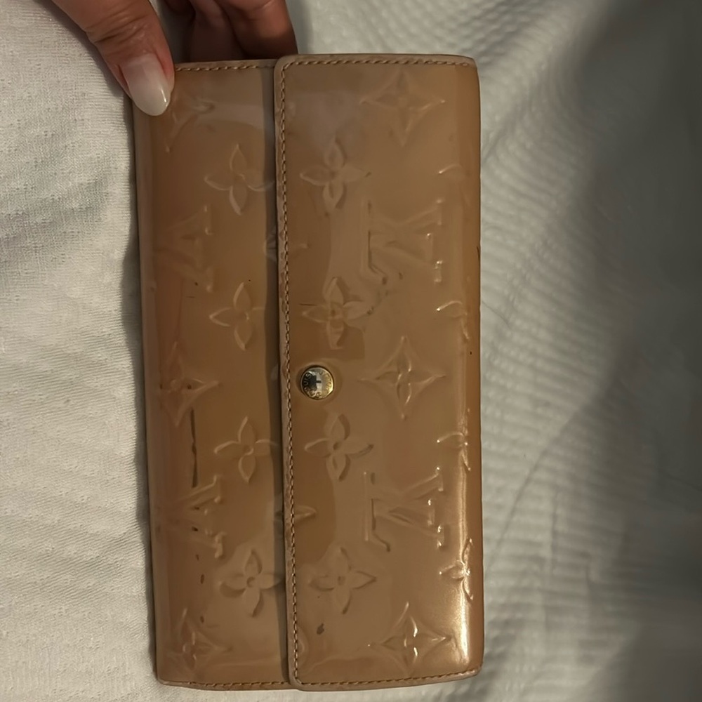 Vernis LV Sarah wallet authentic with signs of use.